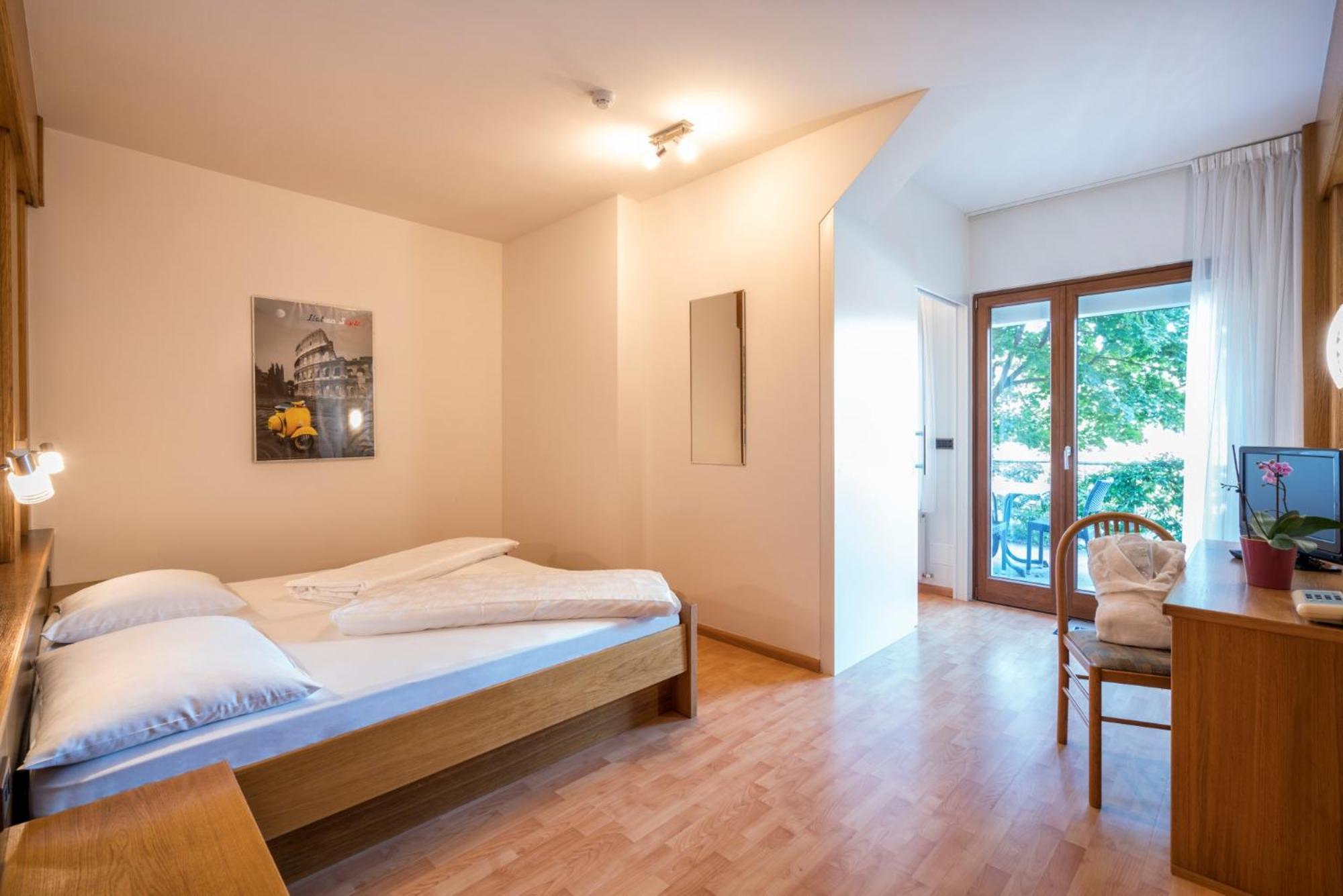 Hotel Garni Gruener Baum 拉伊韦斯 外观 照片