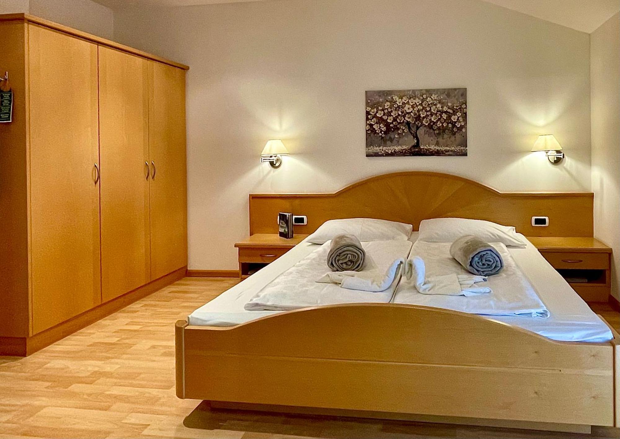 Hotel Garni Gruener Baum 拉伊韦斯 外观 照片